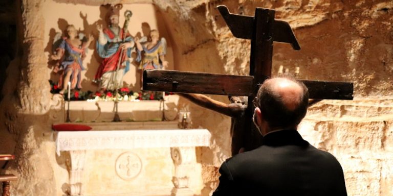 Rievocato a Turi il pellegrinaggio con il Crocifisso di Fra Tommaso alla grotta di Oronzo