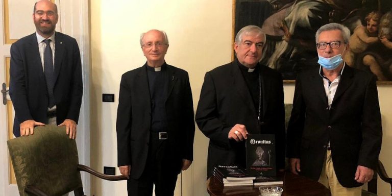 L’arcivescovo Seccia accoglie la delegazione ostunese e riceve in dono il libro ‘Orontius’